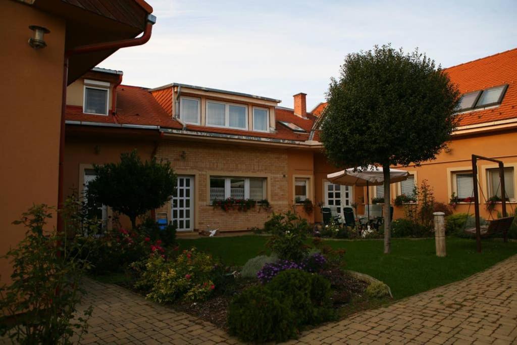 Teubel Apartman 2 Székesfehérvár Exterior foto